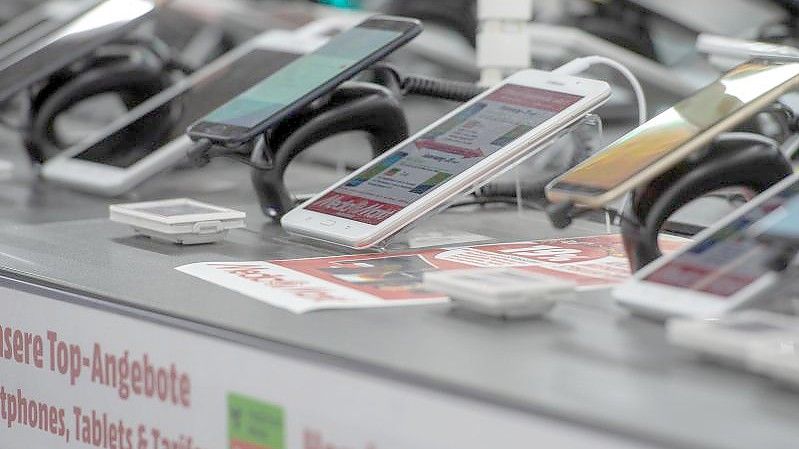 Smartphones in einem Elektronikmarkt. Foto: Armin Weigel/dpa