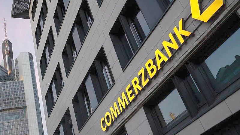 Mit einem Jahresüberschuss von 430 Millionen Euro hat die Commerzbank die Erwartungen übertroffen. Foto: Sebastian Christoph Gollnow/dpa