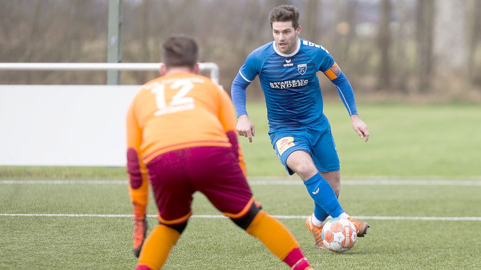 Nach dem 3:1-Testspielauftakt Ende Januar gegen Germania Wiesmoor folgten für Kickers Emden (am Ball Tido Steffens) zwei weitere Partien und drei Ausfälle. Foto: Doden