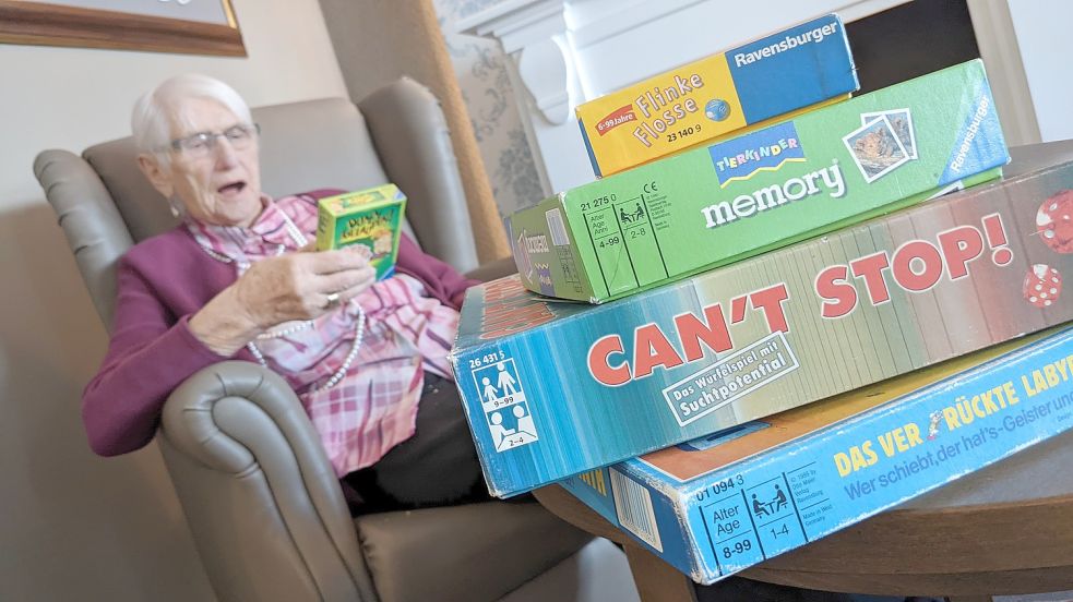 Gretchen Sievers aus Großefehn wird an diesem Freitag 101 Jahre alt. Laut den Angaben auf diesen Spielen ist sie zu alt für diese. Foto: Homes