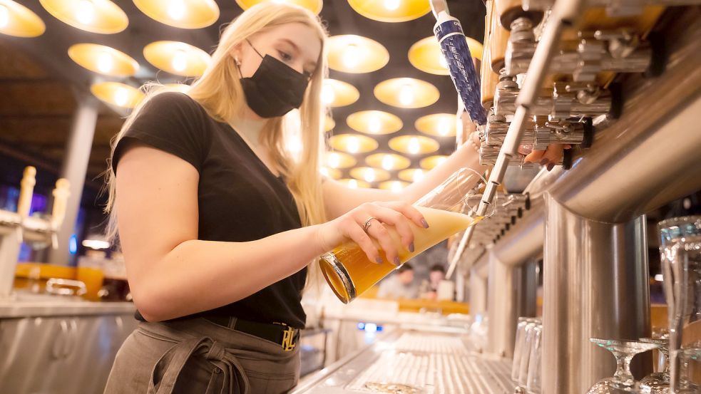 Auch für die Gastronomie sieht das Land Niedersachsen weitreichende Lockerungen vor. Foto: Nicolas Armer/dpa