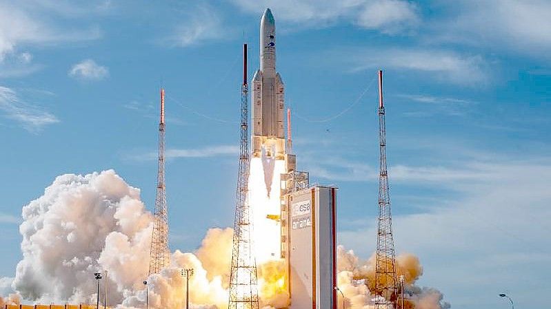 Eine Rakete vom Typ Ariane 5 hebt auf dem europäischen Weltraumbahnhof, dem Guiana Space Center in Kourou, Französisch-Guayana, ab. Europas Weltraumagentur Esa will bei der Frage nach einem eigenen Zugang zum All vorankommen. Foto: ESA/ZUMA Wire/dpa