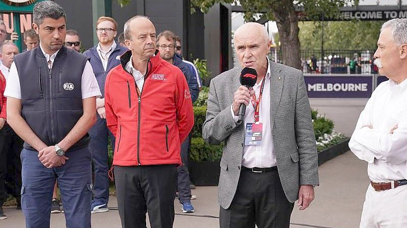 Nach dem Formel-1-Finale vergangenen Saison ist Michael Masi (l) als Rennleiter abgesetzt worden. Foto: Michael Dodge/AAP/dpa