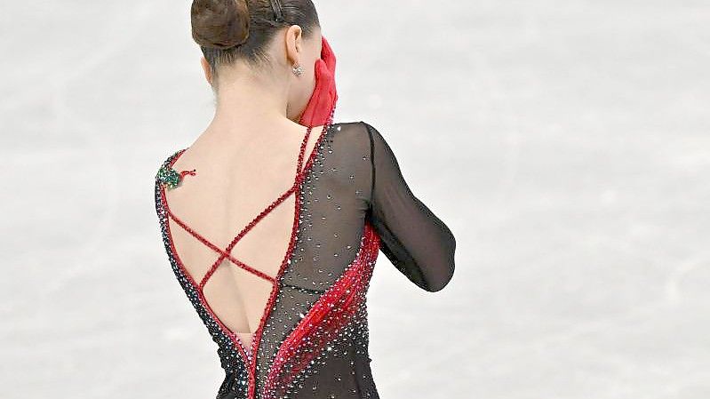 Eiskunstläuferin Kamila Walijewa scheiterte am großen Druck. Foto: Peter Kneffel/dpa