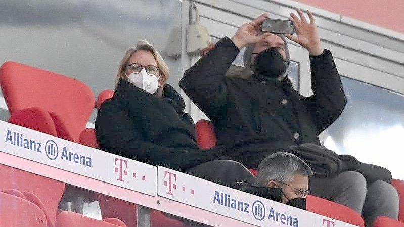Die DFL-Geschäftsführerin und Sprecherin des DFL-Präsidiums, Donata Hopfen, sitzt während eines Bundesligaspiels auf der Ehrentribüne. Foto: Sven Hoppe/dpa