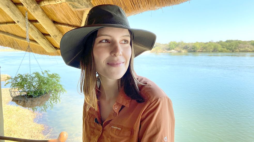 Hannah Emde lebt für den Artenschutz. Hier bei Dreharbeiten am Okawango Fluß. Namibia biete eine atemberaubende Natur und große Artenvielfalt. Foto: NDR/doclights/Tina Muffert