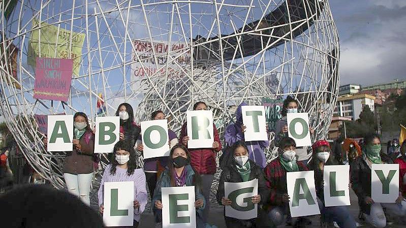 „Legal Abtreibung jetzt“: Frauen protestieren für ein Recht auf Abtreibung in Quito. Foto: Dolores Ochoa/AP/dpa/Archiv
