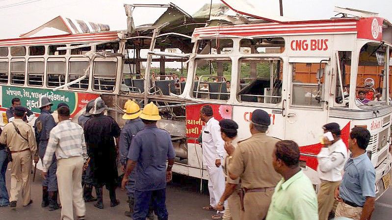 Die Bomben gingen an verschiedenen Orten in der Stadt Ahmedabad im Bundesstaat Gujarat hoch, darunter in Bussen. Foto: EPA European Pressphoto Agency/epa/dpa