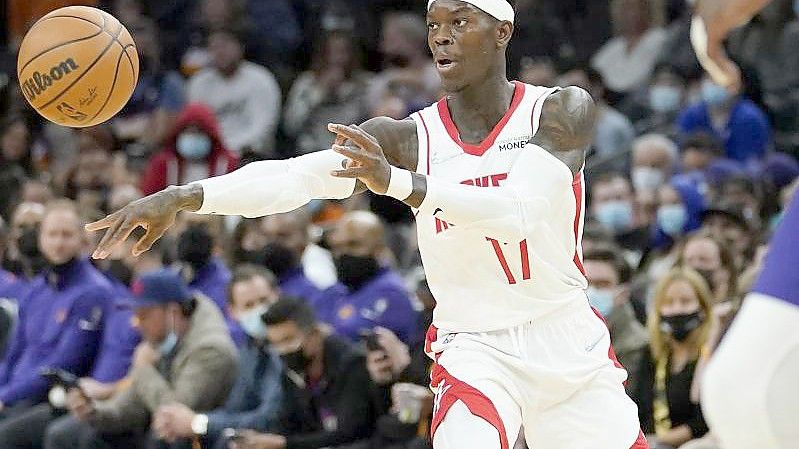 Dennis Schröder spielt nun für die Houston Rockets in der NBA. Foto: Matt York/AP/dpa