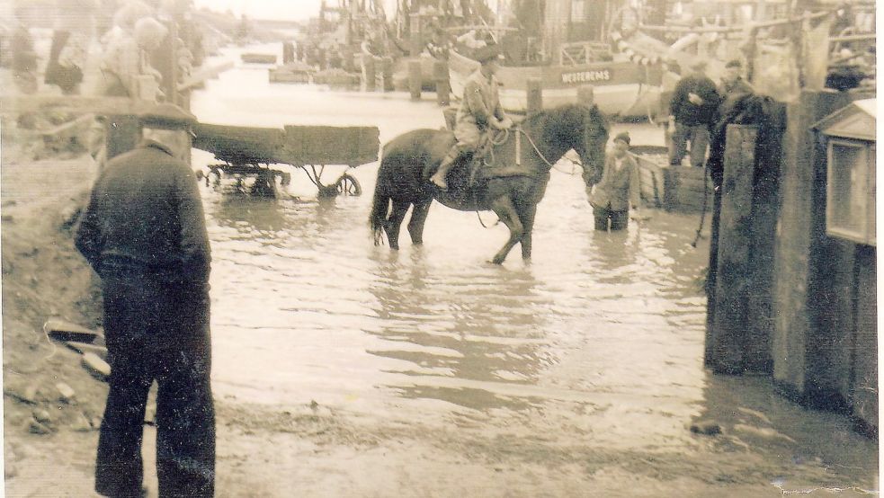 In Greetsiel überflutete das Hochwasser den Hafen vor dem alten Siel. Die Kutter waren bei dem Sturm alle im Hafen vertäut. Foto: Archiv