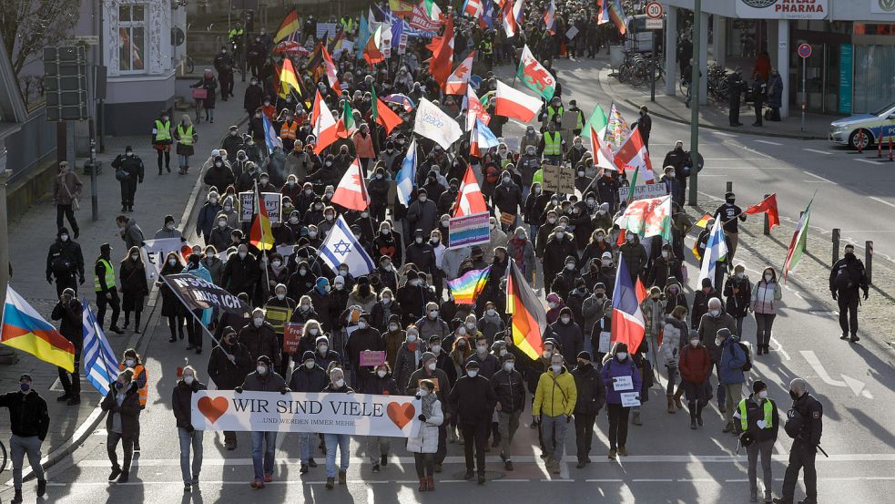 Die selbst ernannten „Grundrechtsverteidiger“ demonstrieren in Osnabrück. Foto: Michael Gründel