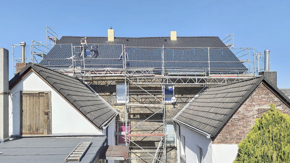 Neues Dach: Das im Januar gestoppte Förderprogramm der KfW zur energetischen Gebäudesanierung startet wieder. Foto: Imago Images
