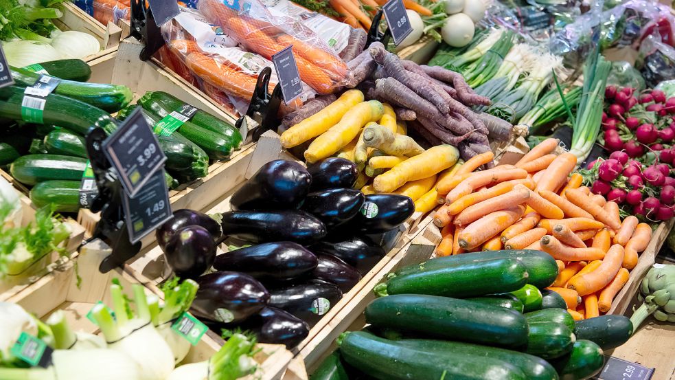 Bio-Gemüse in der Auslage eines Supermarktes: Geht es nach Tina Andres, Vorstandsvorsitzende des Bundes Ökologische Lebensmittelwirtschaft, sollten Bio-Produkte steuerlich bevorzugt werden. Foto: dpa
