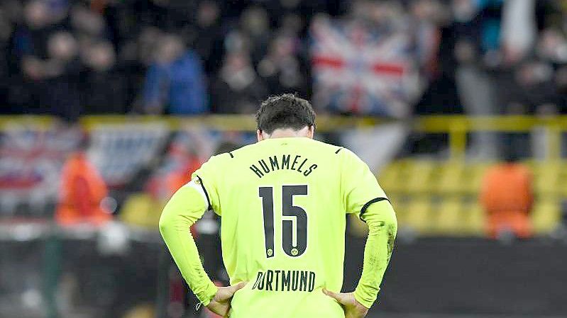 BVB-Abwehrspieler Mats Hummels war nach der Niederlage gegen die Glasgow Rangers frustriert. Foto: Bernd Thissen/dpa