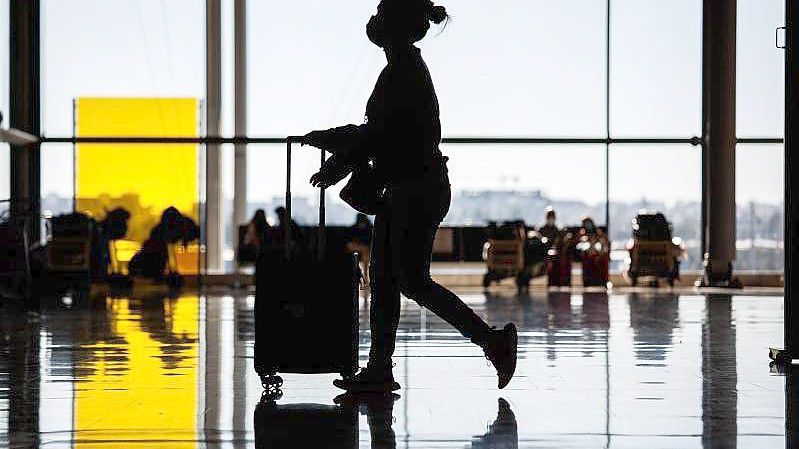 Unterwegs mit dem Koffer durch das Terminal 4 des Flughafens Adolfo Suárez Madrid-Barajas. Foto: Alejandro Martínez Vélez/EUROPA PRESS/dpa