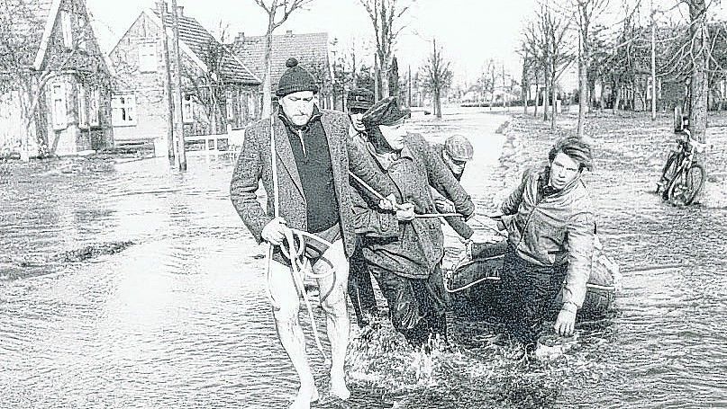 Die Sturmflut von 1962 traf besonders die damalige Gemeinde Völlen im Landkreis Leer hart. Das Foto zeigt Dorfbewohner, die vor 60 Jahren versuchten, Ihr Hab und Gut zu retten. Foto: Archiv