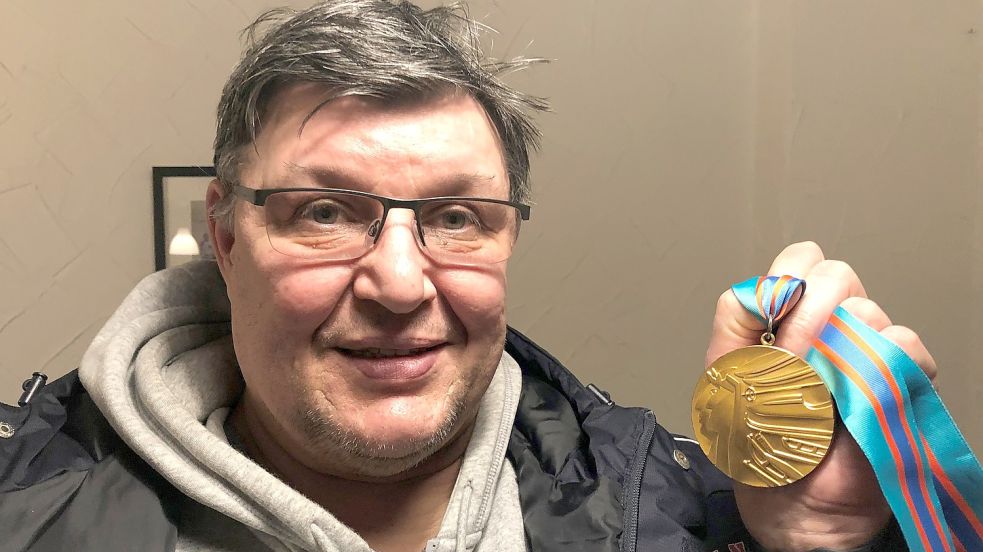Sergei Jaschin zeigt in der Sporthalle in Sande stolz seine Goldmedaille von 1988. Zweimal wurde er mit der UdSSR auch noch Weltmeister. Foto: Herzog