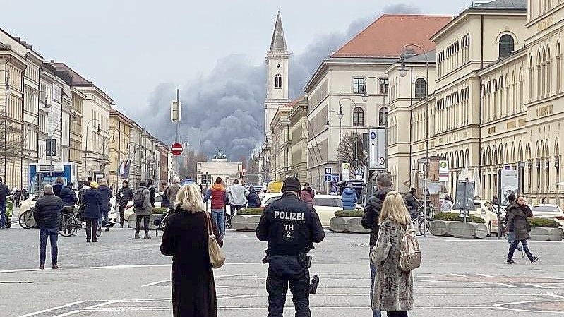 Rauchschwaden steigen über München auf. Foto: Ansgar Hase/dpa