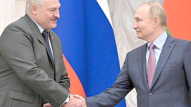 Russlands Präsident Wladimir Putin (r) und Alexander Lukaschenko, Präsident von Belarus, im Kreml in Moskau. Foto: Sergei Guneyev/Pool Sputnik Kremlin/AP/dpa