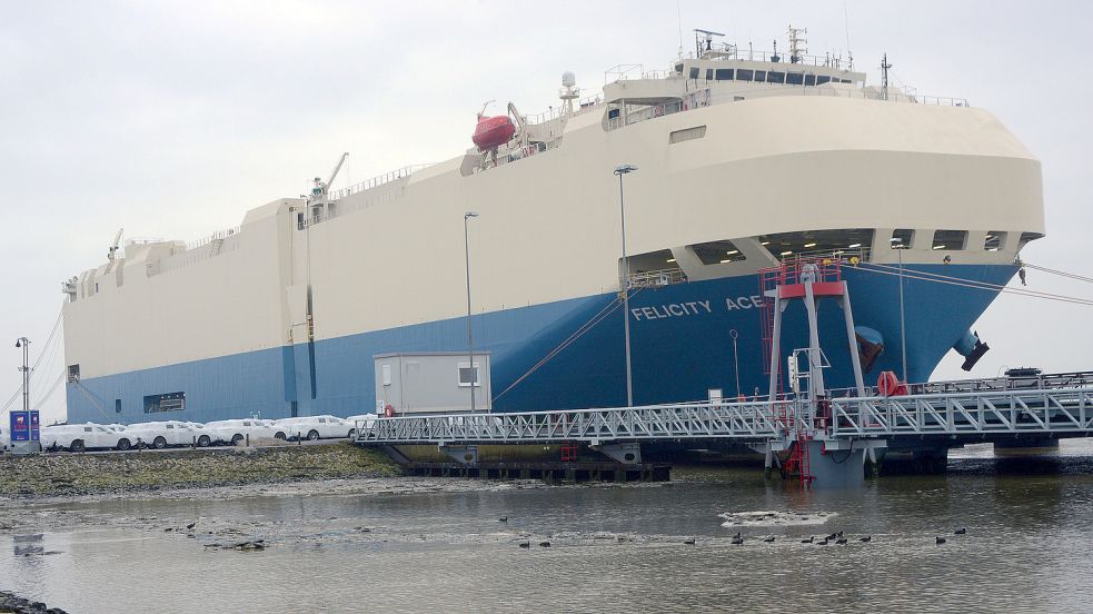 Die „Felicity Ace“ – auf diesem Foto liegt der Autofrachter im Emder Hafen – ist auf dem Atlantik in Brand geraten. Foto: F. Doden