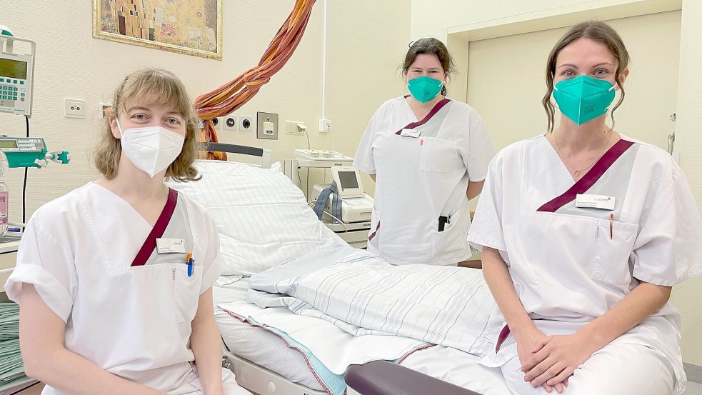 Studium und Ausbildung: Luca Uhrlau (links) und Natascha Wessels (rechts) werden von Hebamme Anne Gerdes praktisch angeleitet. Theoretisches Wissen erlangen sie in der Hochschule. Foto: Nording