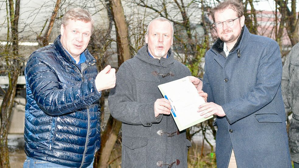 Ulf Thiele (CDU-Landtagsabgeordneter, von links) brachte Hintes Bürgermeister Uwe Redenius und Emdens Oberbürgermeister Tim Kruithoff den Förderbescheid mit. Foto: Wagenaar