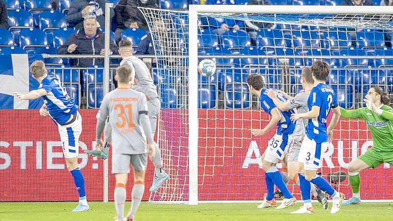 Der Schalker Marius Bülter erzielte das 1:0. Foto: David Inderlied/dpa