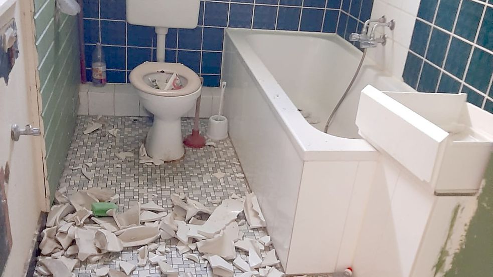 Statt eines Waschbeckens fanden die Bewohner einer Wohnung am Bahnhofsring nur noch Scherben vor. Foto: privat