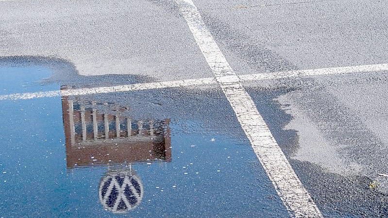 Wegen des Mangels an Mikrochips kann der VW-Standort Wolfsburg nicht am bisherigen Schichtmodell festhalten. Foto: Julian Stratenschulte/dpa