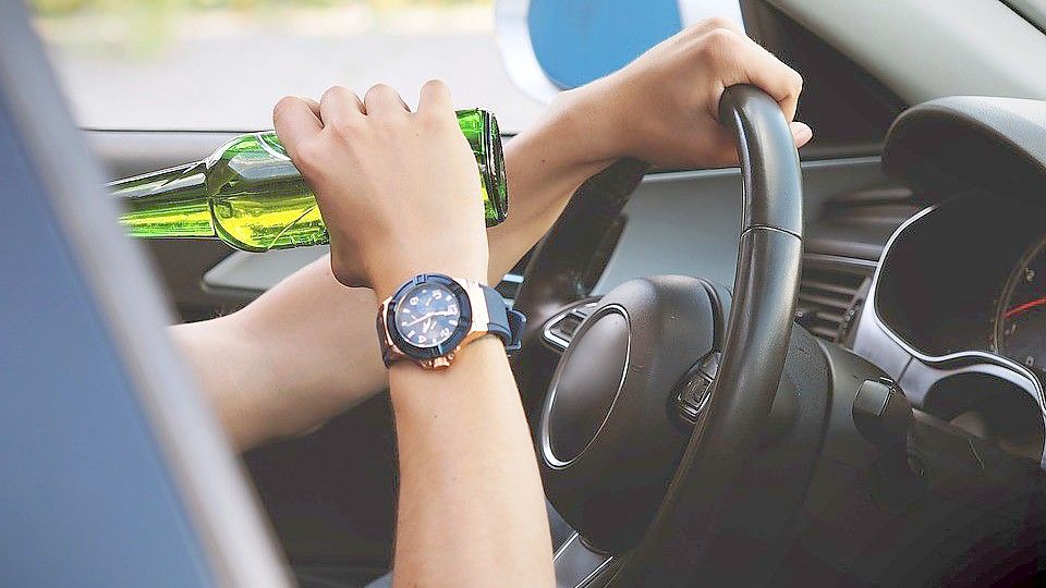 Alkohol am Steuer: Jeder zweite erwischte Fahrzeugführer hat mehr als 1,6 Promille. Foto: Pixabay