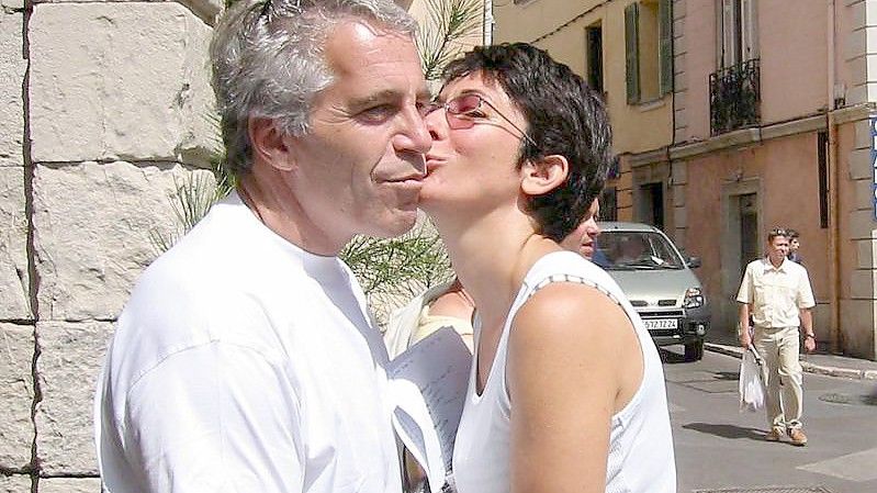 Der verstorbene US-Milliardär Jeffrey Epstein mit seiner inzwischen verurteilten Partnerin Ghislaine Maxwell (Archivbild). Foto: -/US Attorney Office via ZUMA Press Wire/dpa