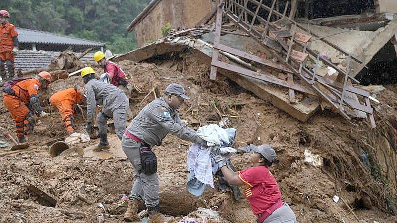 Rettungskräfte suchen nach Überlebenden und Opfern der tödlichen Schlammlawinen in Petrópolis. Foto: Silvia Izquierdo/AP/dpa