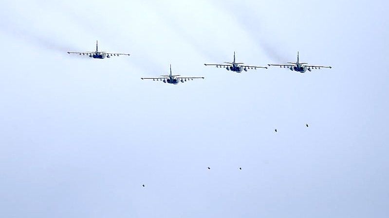 Der Westen befürchtet, Russland könnte die Ukraine von Norden her über Belarus angreifen. Foto: Alexander Zemlianichenko Jr/AP/dpa