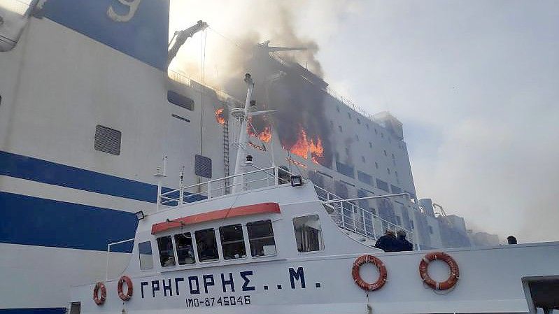 Die Löscharbeiten auf der brennenden Fähre vor der Insel Korfu gehen weiter: Es gibt noch einige kleinere Brandherde. Foto: Uncredited/Hellenic Fire Service/AP/dpa