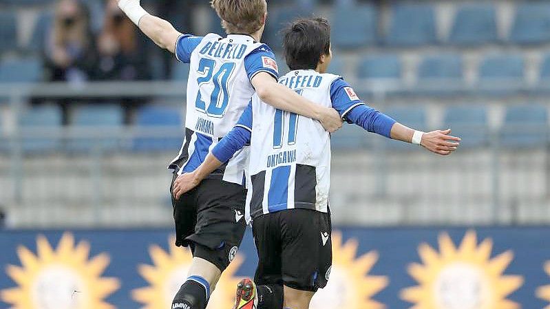 Bielefelds Torschütze Masaya Okugawa (r) feiert seinen Treffer mit Patrick Wimmer (l). Foto: Friso Gentsch/dpa