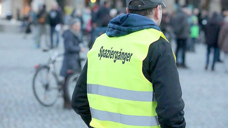 Deutschlandweit demonstrieren „Spaziergänger“ wie hier in Dresden gegen die Corona-Politik. Foto: Bodo Schackow/dpa-Zentralbild/dpa