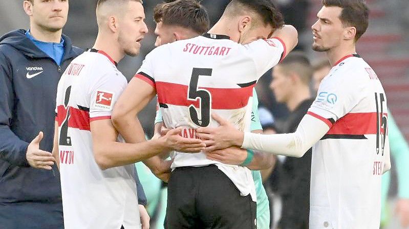 Nach der Niederlage gegen den VfL Bochum brauchten die Stuttgarter Spieler Zuspruch. Foto: Marijan Murat/dpa