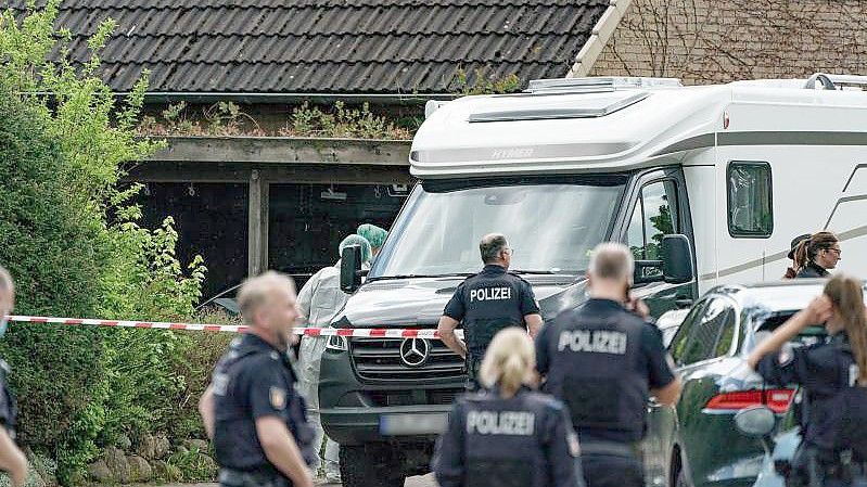 Polizisten untersuchen das Haus in Dänischenhagen bei Kiel, in dem zwei Tote gefunden wurden (Archivbild). Foto: Axel Heimken/dpa