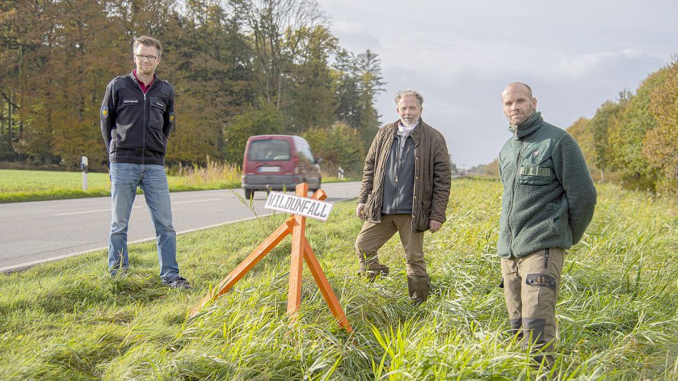 Um die Autofahrer zu warnen, werden unter anderem an Unfallstellen Dreibeine aufgestellt. Hier sind Matthias Heeren vom Ordnungsamt des Landkreises (von links), Aurichs Kreisjägermeister Dr. Peter Lienau und Ralf Dirks von der Jagdverwaltung Lütetsburg zu sehen. Archivfoto: Landkreis Aurich