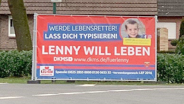 An verschiedenen Orten wird mit Bannern auf die Typisierungsaktion aufmerksam gemacht. Foto: Gemeinde Apen