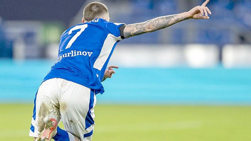 Hannovers Dominik Kaiser (3.v.r) jubelt nach seinem Treffer - der FC St. Pauli unterliegt im Heimspiel Hannover 96. Foto: Marcus Brandt/dpa