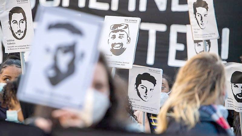 Demonstranten erinnern mit Plakaten an die Opfer des Hanauer Anschlags (Archivbild). Foto: Christophe Gateau/dpa