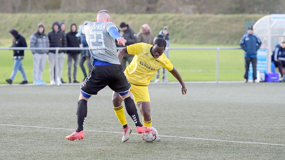 Der Texaner Ayo Adeniran (gelbes Trikot) ist seit Dienstagabend zurück in Deutschland. Foto: Steenhoff