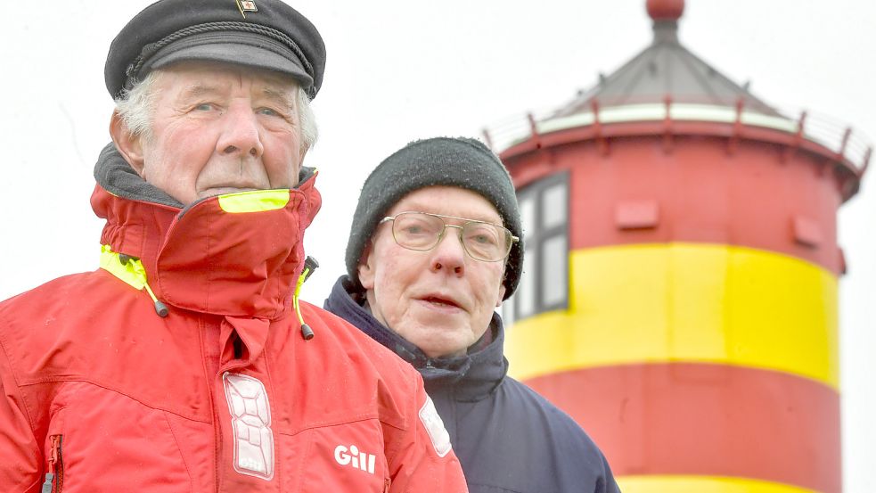 Hinrich Baumann (links) aus Pewsum und Ludwig Wolthoff aus Manslagt stehen hier an der Stelle beim Leuchtturm in Pilsum, die vor 60 Jahren bei der Sturmflut stark beschädigt wurde. Foto: Ortgies