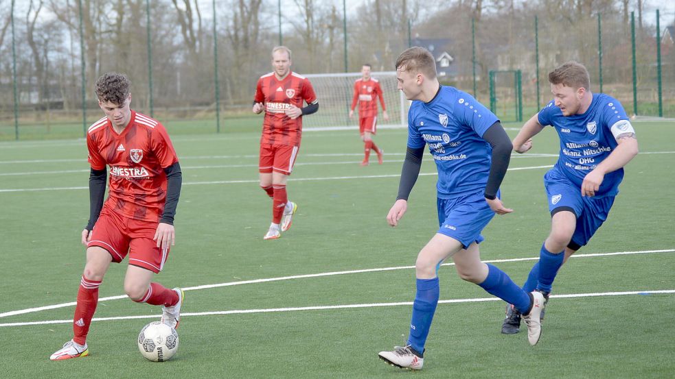 Westrhauderfehns Timo Mansholt (am Ball) traf im Testspiel gegen STV Barßel doppelt. Foto: Weers