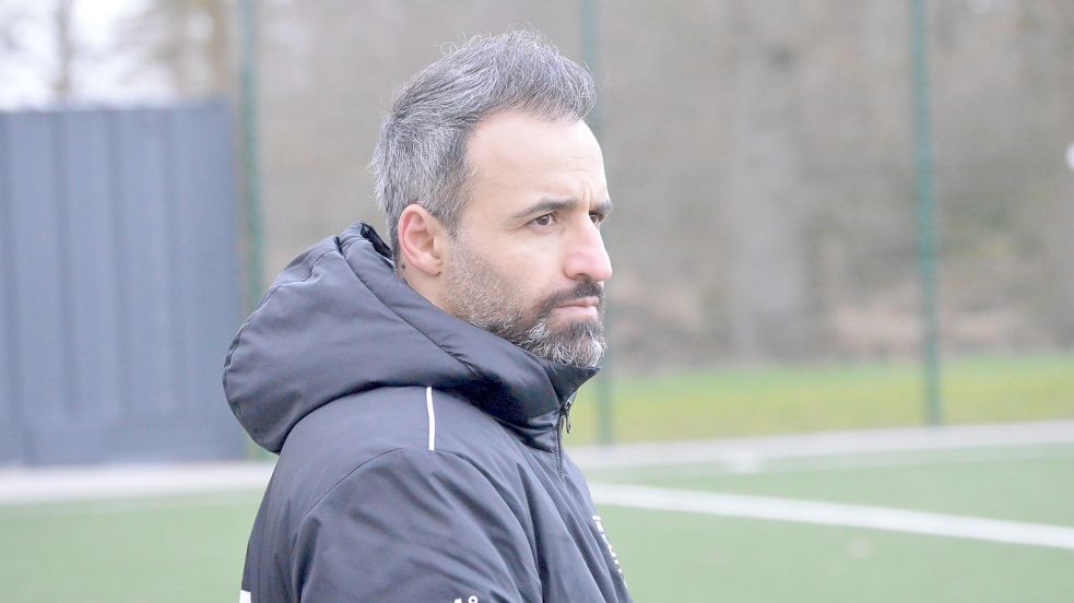 Westrhauderfehns Trainer Erhan Colak sah einige gute Spielzüge. Foto: Weers