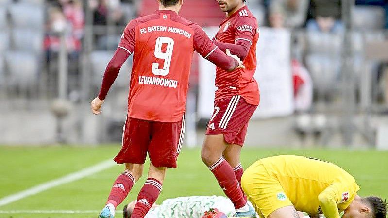 Die Bayern um Robert Lewandowski (l) und Serge Gnabry taten sich erst schwer, aber gewannen am Ende souverän. Foto: Tobias Hase/dpa