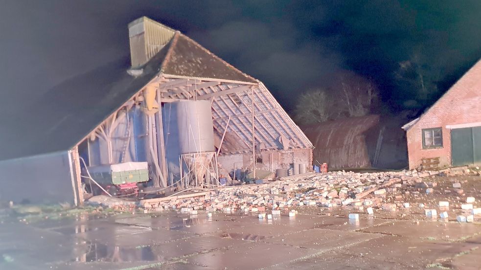 Im Loquarder Ring ist in der Nacht der Giebel einer Scheune eingestürzt. Foto: Feuerwehr