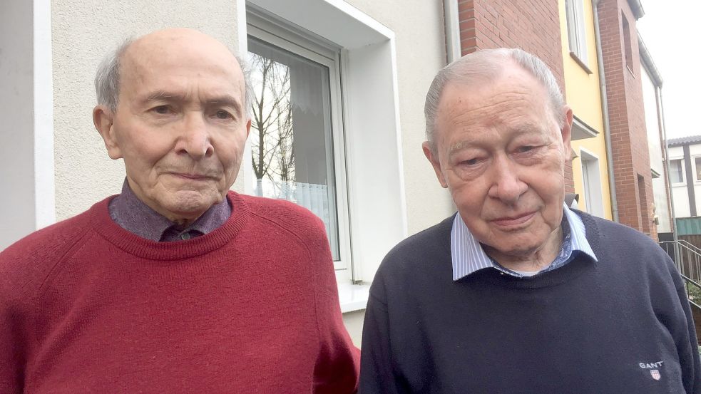 Hubert Horstmann (links) und Johann Müller aus Leer waren 1962 Soldaten des Sanitätsbataillons 11 in Leer. Das half in Pogum, den durch die Flut stark beschädigten Deich zu halten. Foto: Schneider-Berents