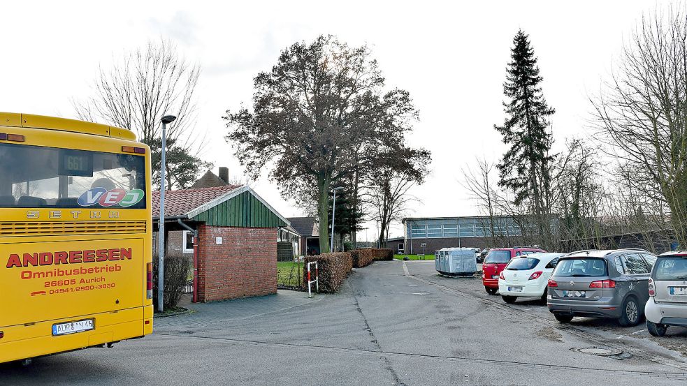 Diese Einfahrt soll verbreitert werden, indem die Parkplätze rechts wegfallen und der Glascontainer einen anderen Standort bekommen sollen. Vor der Turnhalle im Hintergrund sollen dafür neue Stellplätze angelegt werden. Foto: Stromann